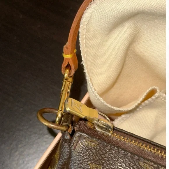 Louis Vuitton Pochette Vintage Brown Monogram leather Shoulder bag 

Offers - Picture 4 of 14